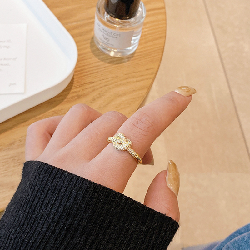 A compact, exquisite and elegant ring-shaped heart design, luxurious and versatile ring for daily use Application Scenario