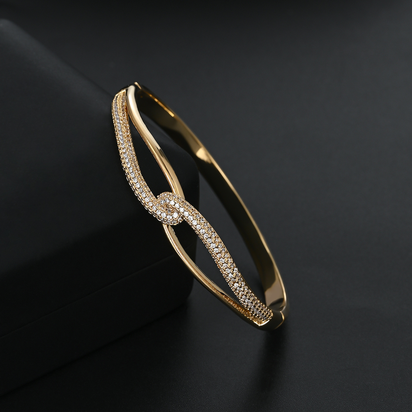 Lujo ligero pulsera de oro de lujo para mujeres nicho de diseño sentido pulsera abierta commuter cena temperamento exquisito pulsera versátil details Picture