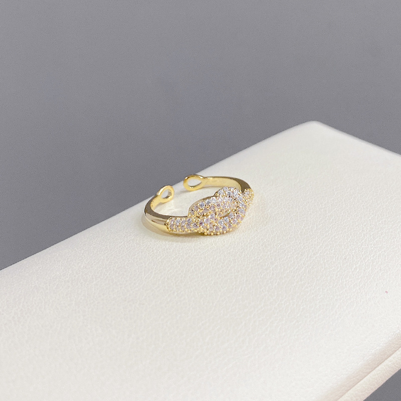 A compact, exquisite and elegant ring-shaped heart design, luxurious and versatile ring for daily use Item Picture