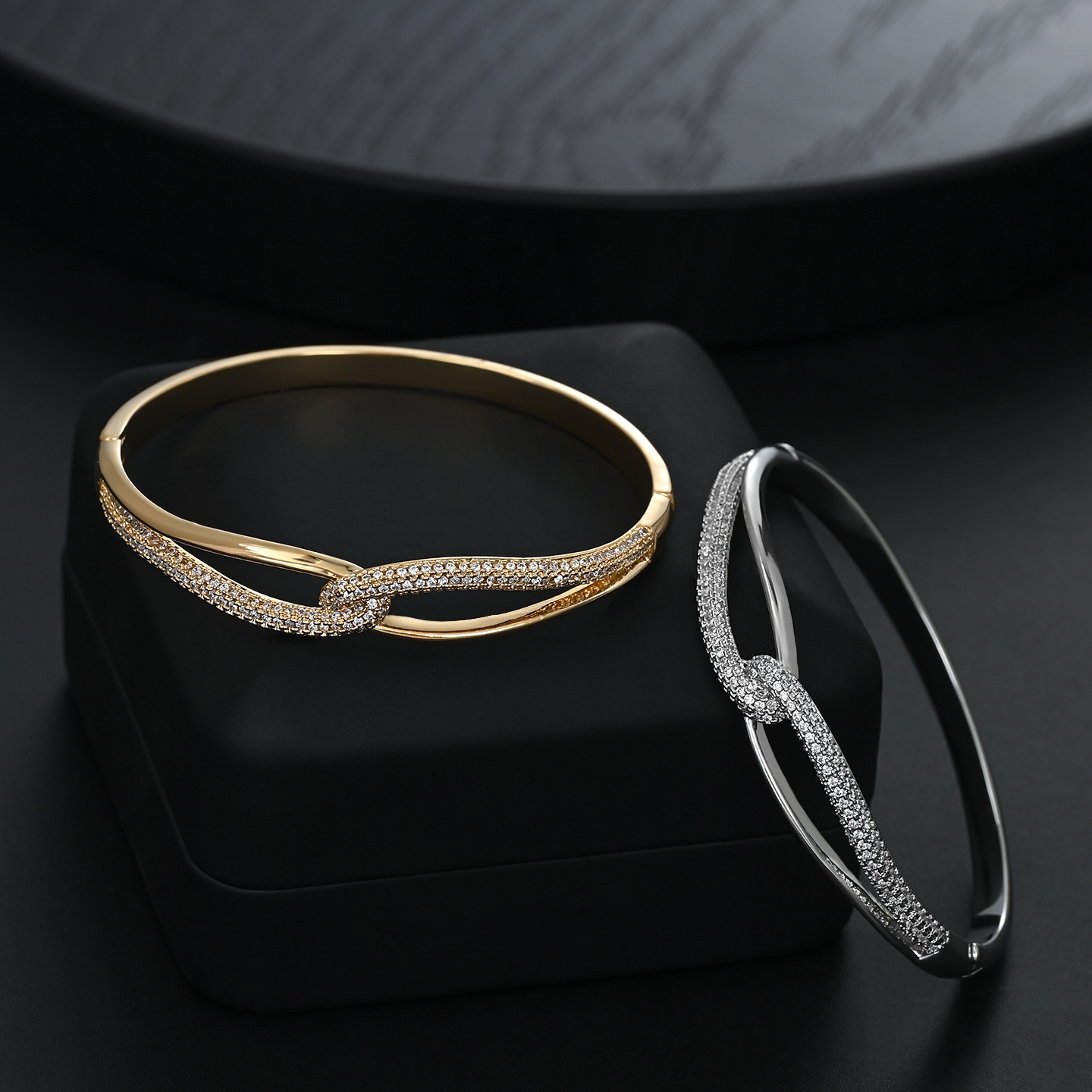 Lujo ligero pulsera de oro de lujo para mujeres nicho de diseño sentido pulsera abierta commuter cena temperamento exquisito pulsera versátil