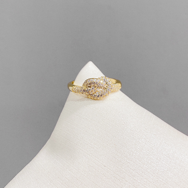 A compact, exquisite and elegant ring-shaped heart design, luxurious and versatile ring for daily use details Picture