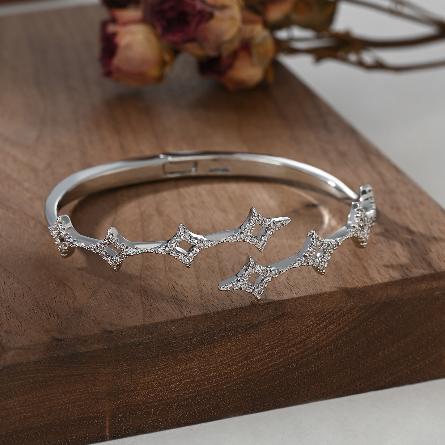The Starry Sky Four-pointed star gold-plated bracelet is a popular and elegant accessory for giving as a gift Specification image