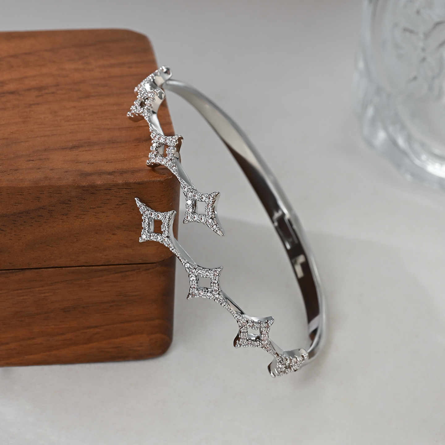 The Starry Sky Four-pointed star gold-plated bracelet is a popular and elegant accessory for giving as a gift Item Picture