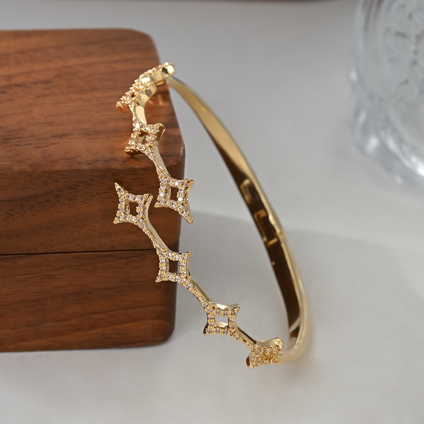 The Starry Sky Four-pointed star gold-plated bracelet is a popular and elegant accessory for giving as a gift Application Scenario