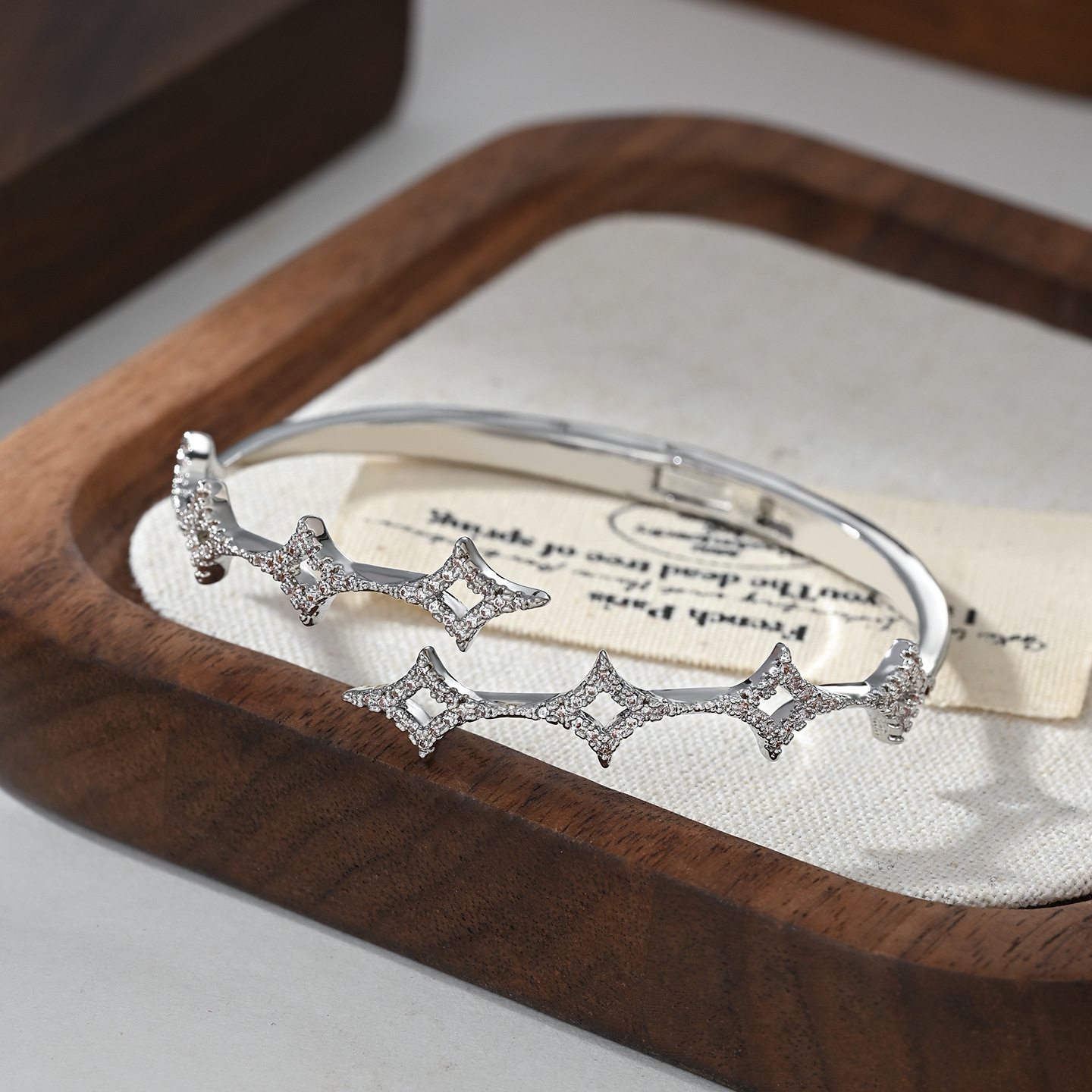 The Starry Sky Four-pointed star gold-plated bracelet is a popular and elegant accessory for giving as a gift details Picture