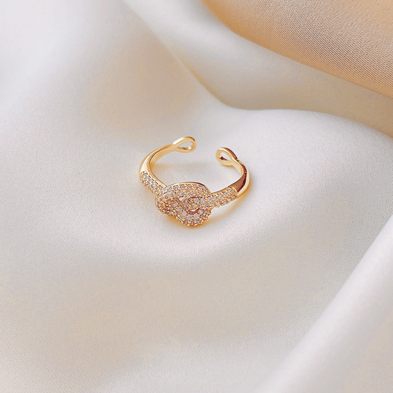 A compact, exquisite and elegant ring-shaped heart design, luxurious and versatile ring for daily use