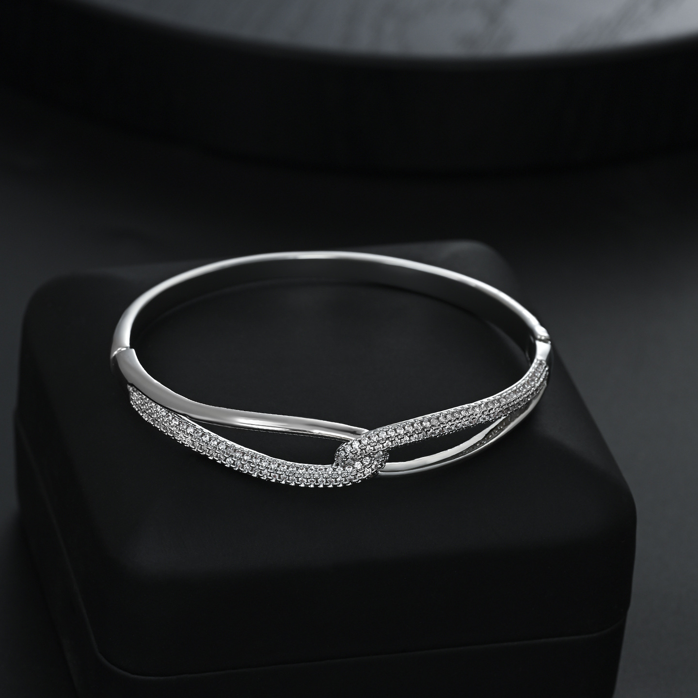 Lujo ligero pulsera de oro de lujo para mujeres nicho de diseño sentido pulsera abierta commuter cena temperamento exquisito pulsera versátil Item Picture