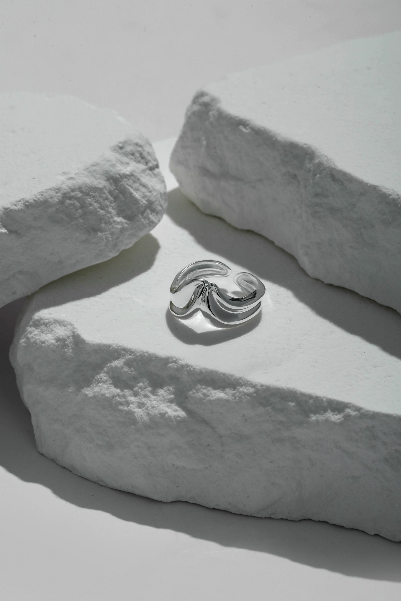 S925 sterling silver fluid V-shaped glossy silver ring Specification image