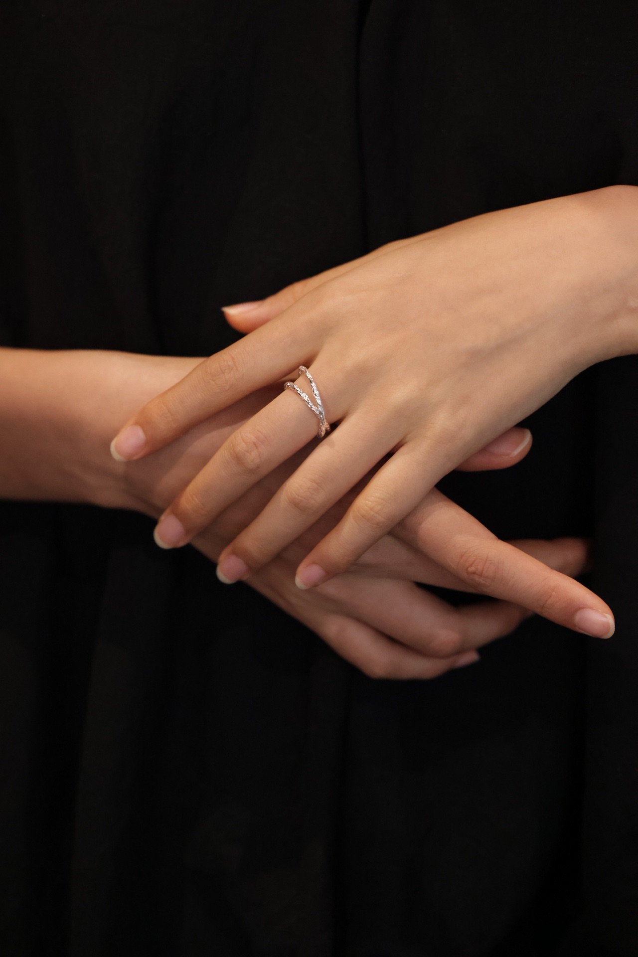 S925 sterling silver ring interwoven with broken silver double-loop ring details Picture