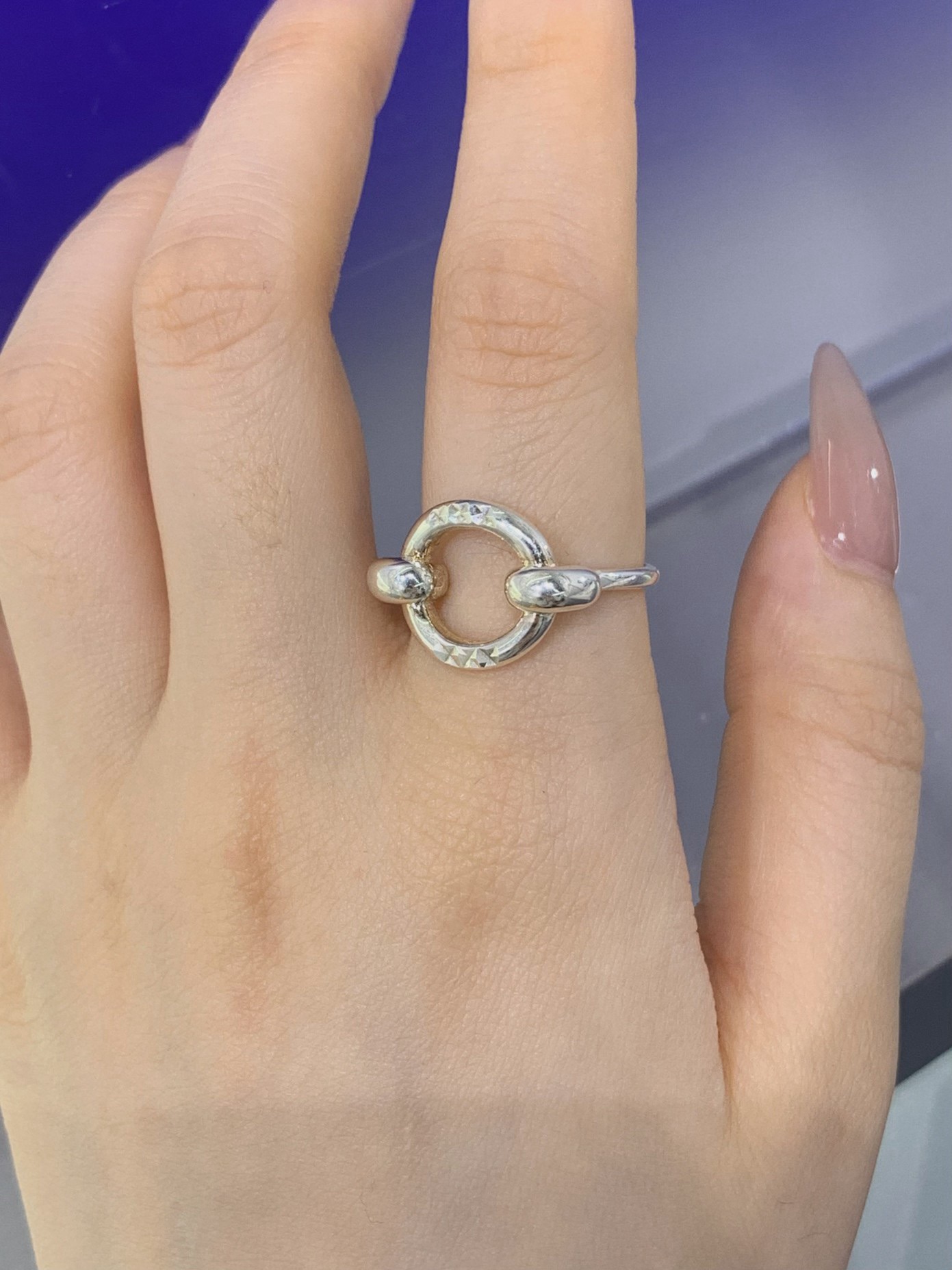 S925 sterling silver hammer pattern double-ring interlocking open ring Application Scenario