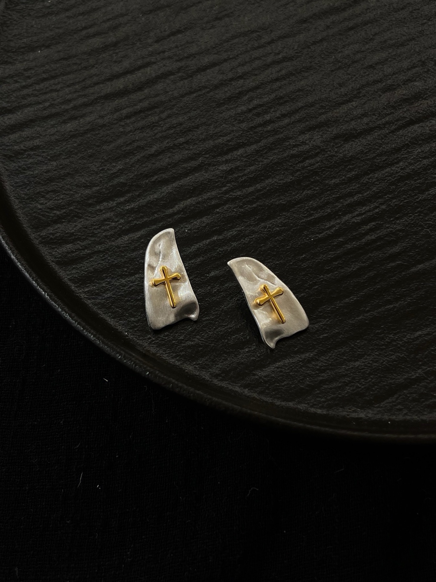 S925 sterling silver pleated silver sheet contrasting color cross stud earrings