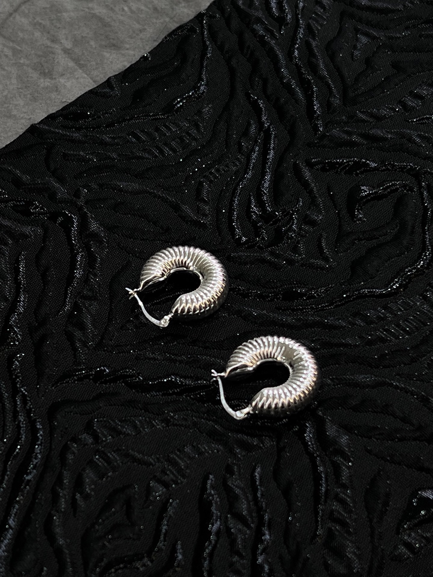 S925 plata de ley textura rayas fat loop pendientes Specification image