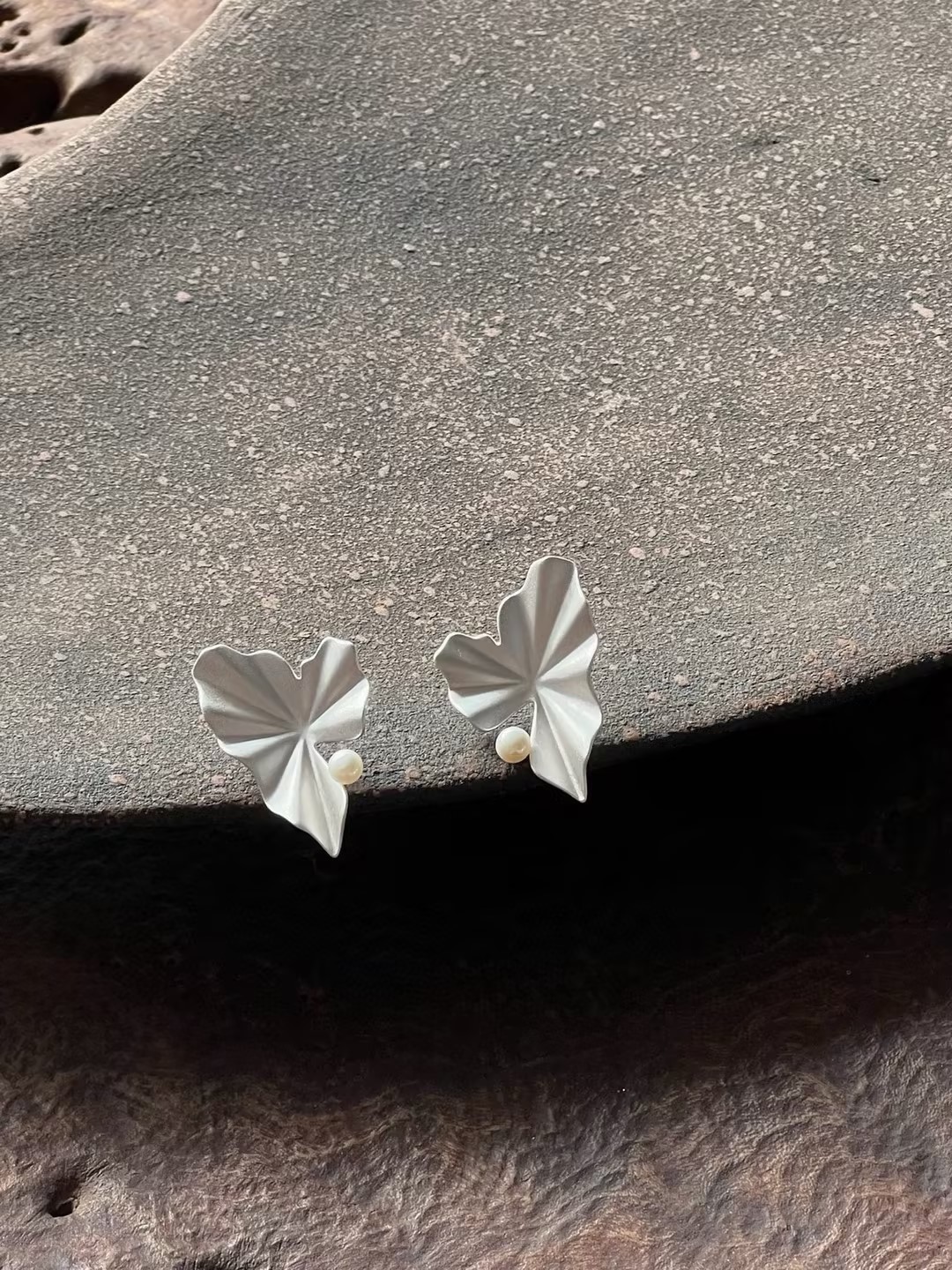 S925 pure silver matte three-dimensional pleated ruffled pearl stud earrings