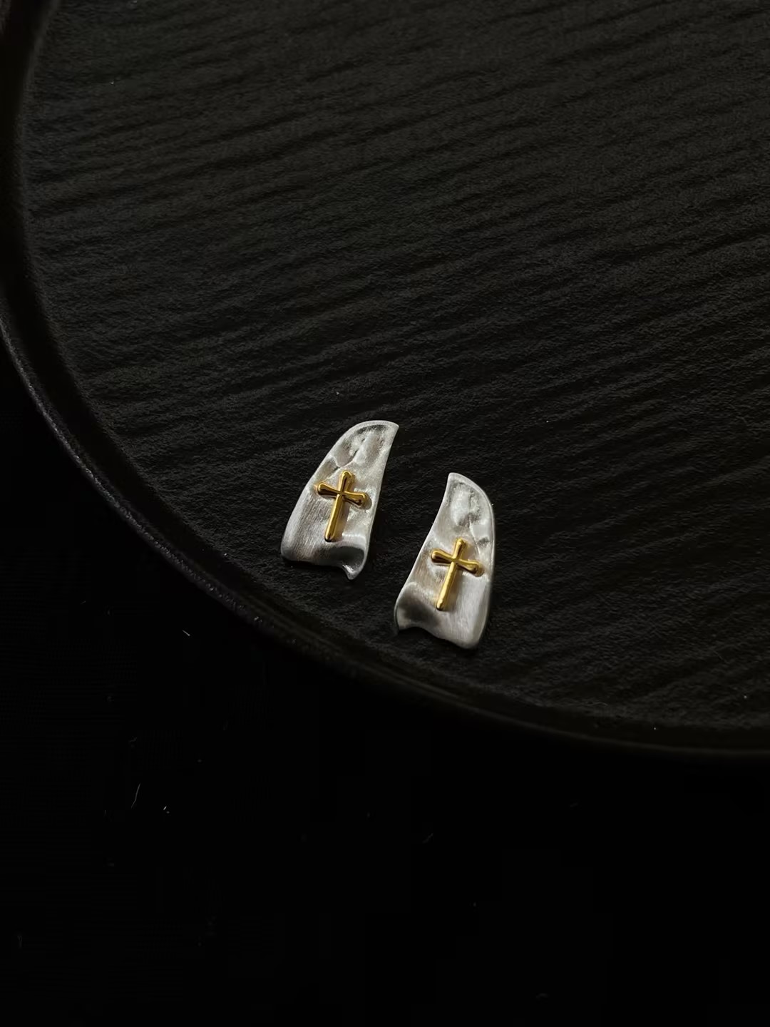 S925 sterling silver pleated silver sheet contrasting color cross stud earrings details Picture