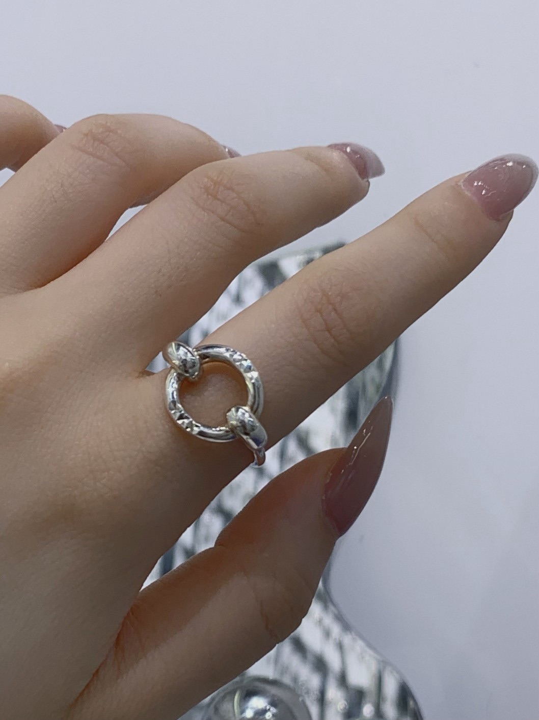 S925 sterling silver hammer pattern double-ring interlocking open ring Specification image