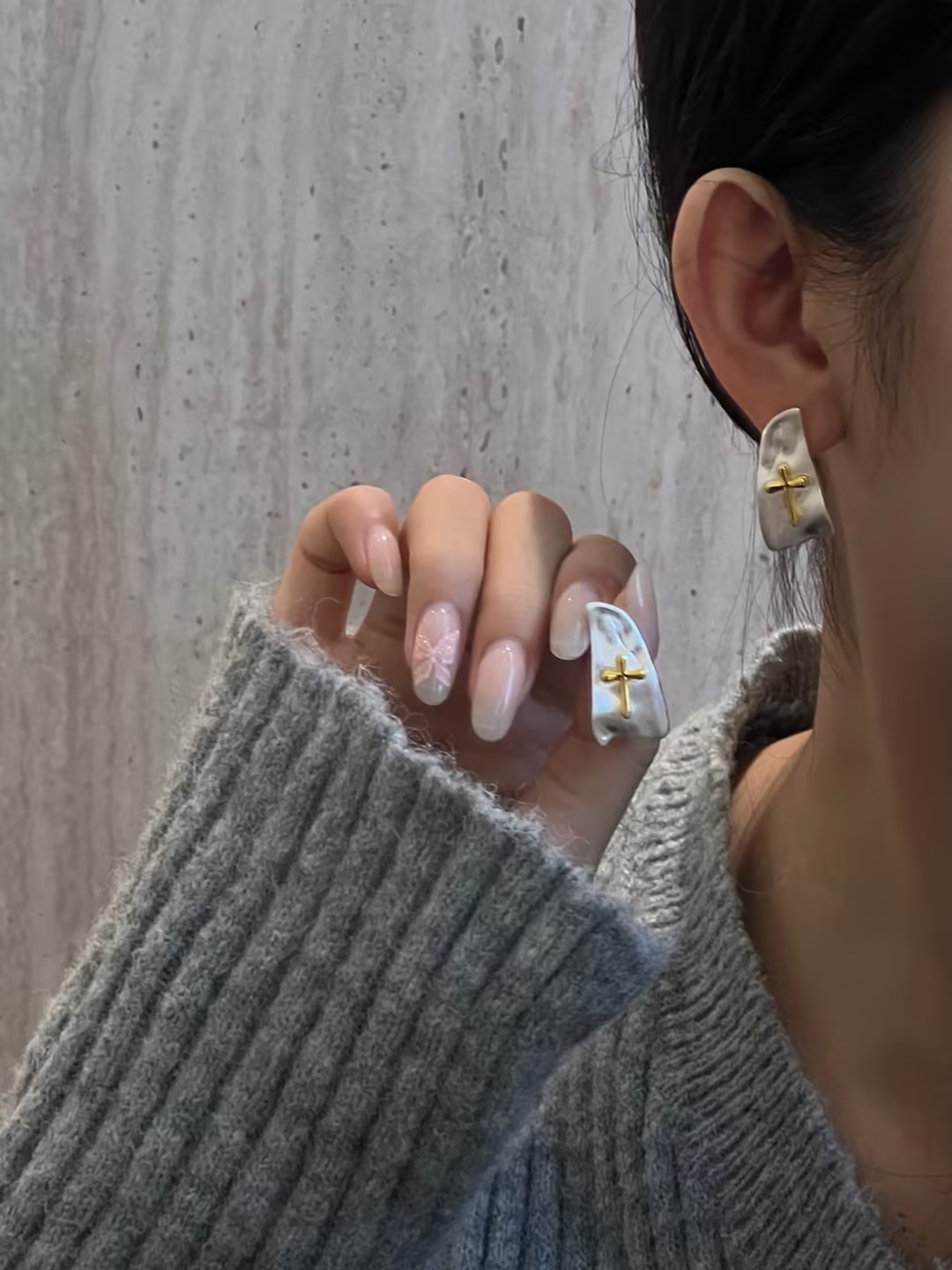 S925 sterling silver pleated silver sheet contrasting color cross stud earrings Specification image
