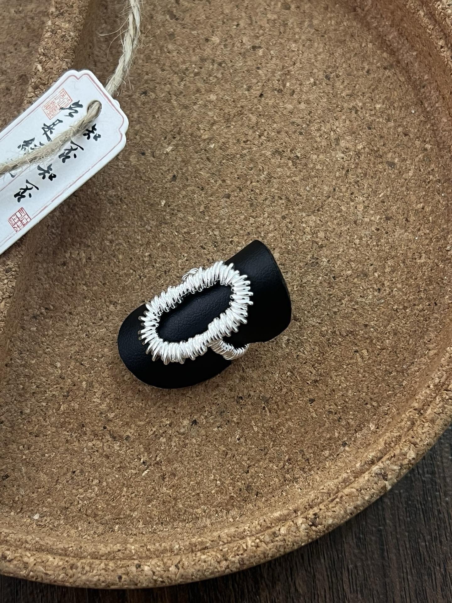 S925 sterling silver spiral silver wire interwoven elliptical outline ring Application Scenario