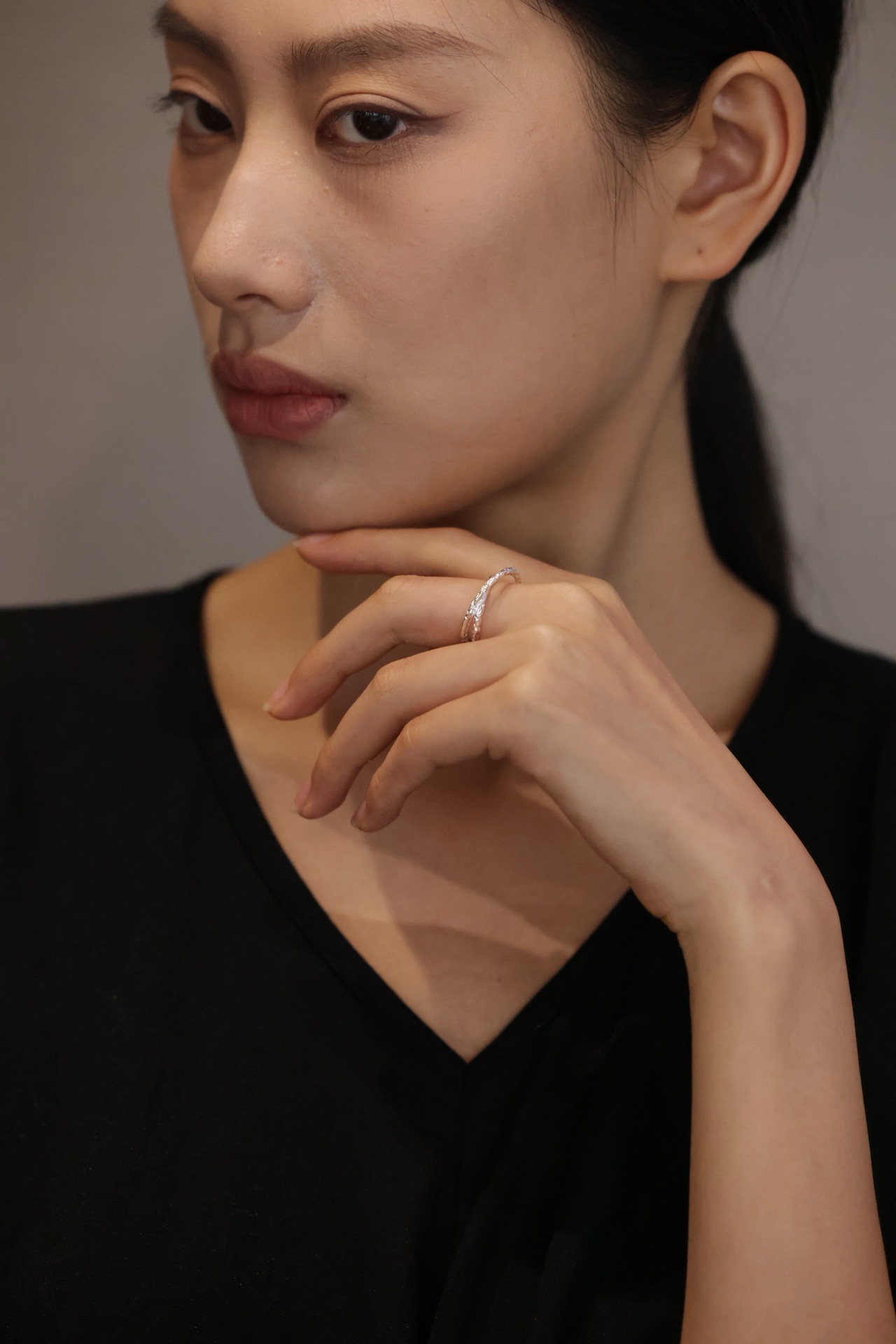S925 sterling silver ring interwoven with broken silver double-loop ring Application Scenario