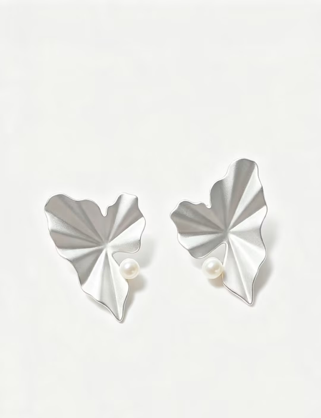 S925 pure silver matte three-dimensional pleated ruffled pearl stud earrings Application Scenario