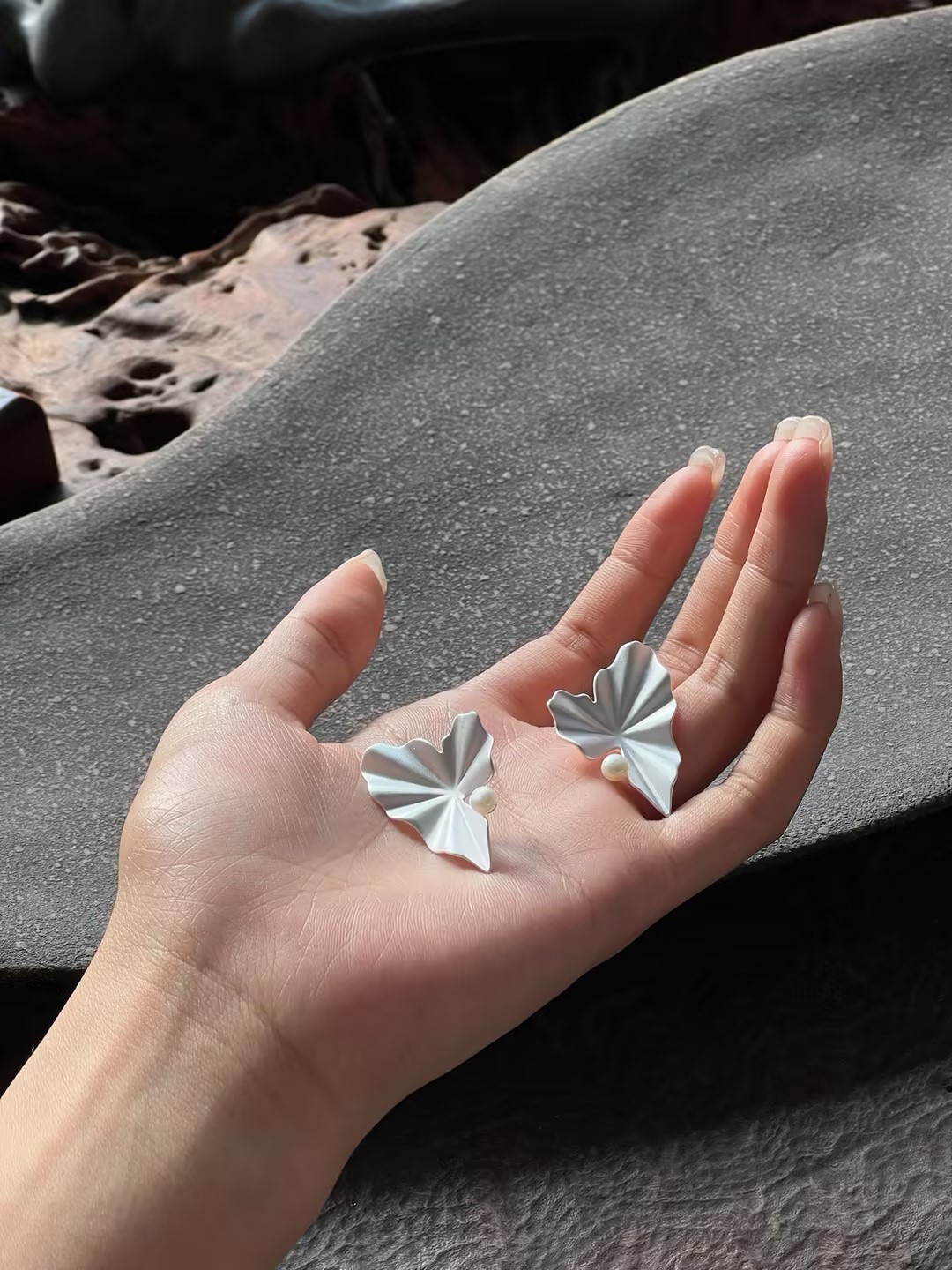 S925 pure silver matte three-dimensional pleated ruffled pearl stud earrings Specification image
