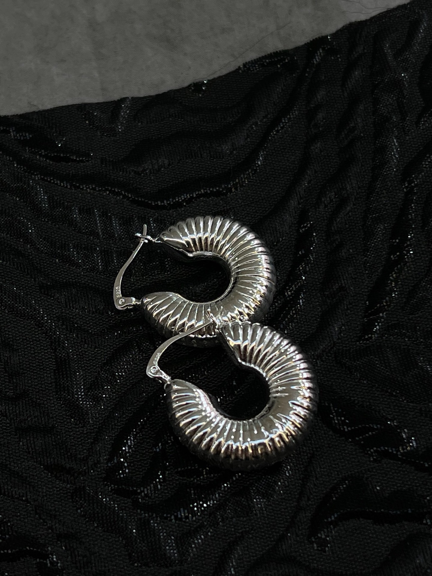 S925 plata de ley textura rayas fat loop pendientes