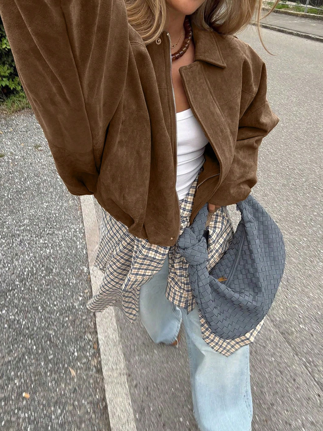 The 2026 European and American retro distressed lapel regular jacket for women's autumn loose off-the-shoulder casual workwear is a street trend Application Scenario