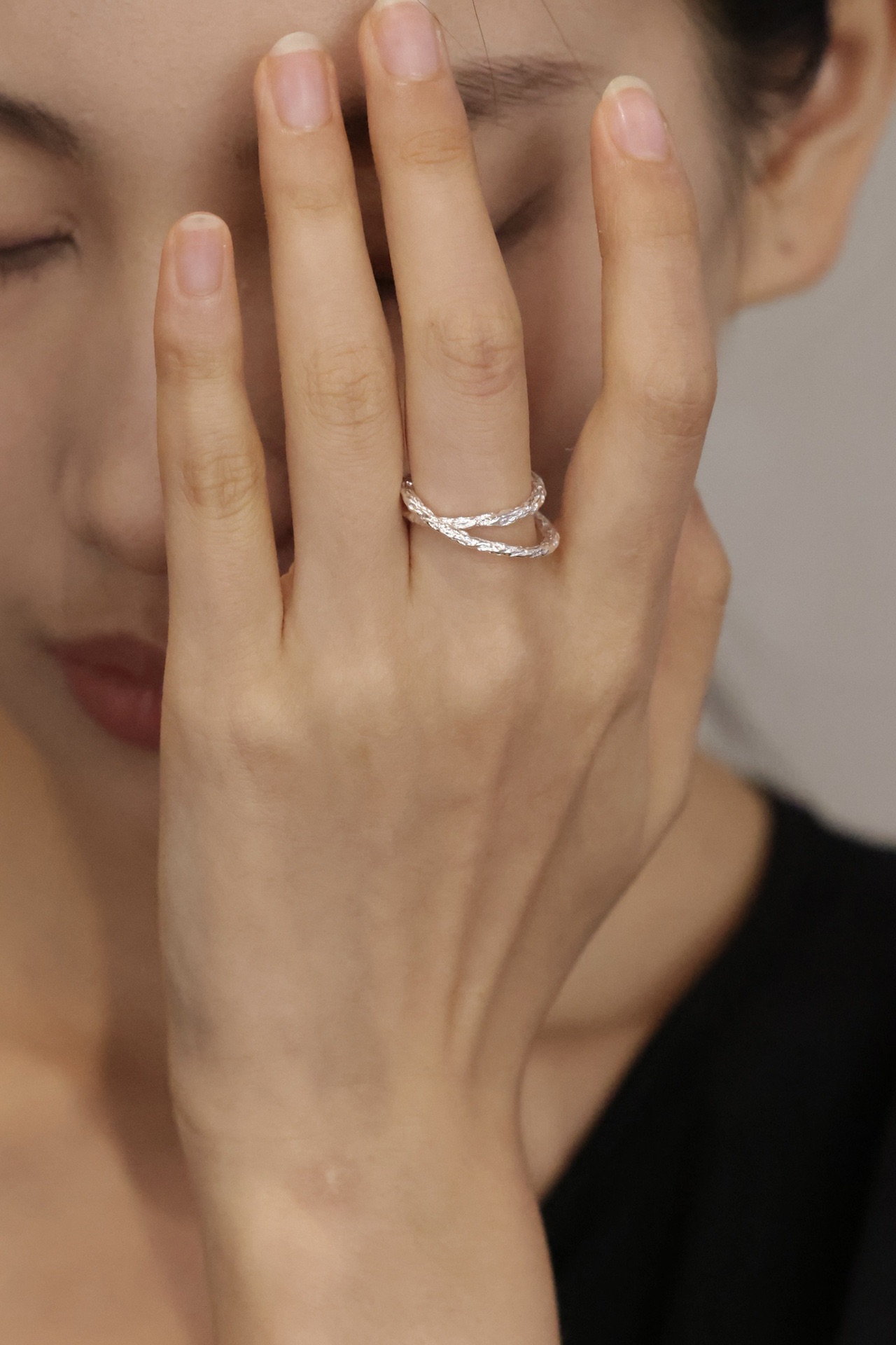 S925 anillo de plata esterlina entrelazado plata triturada doble anillo