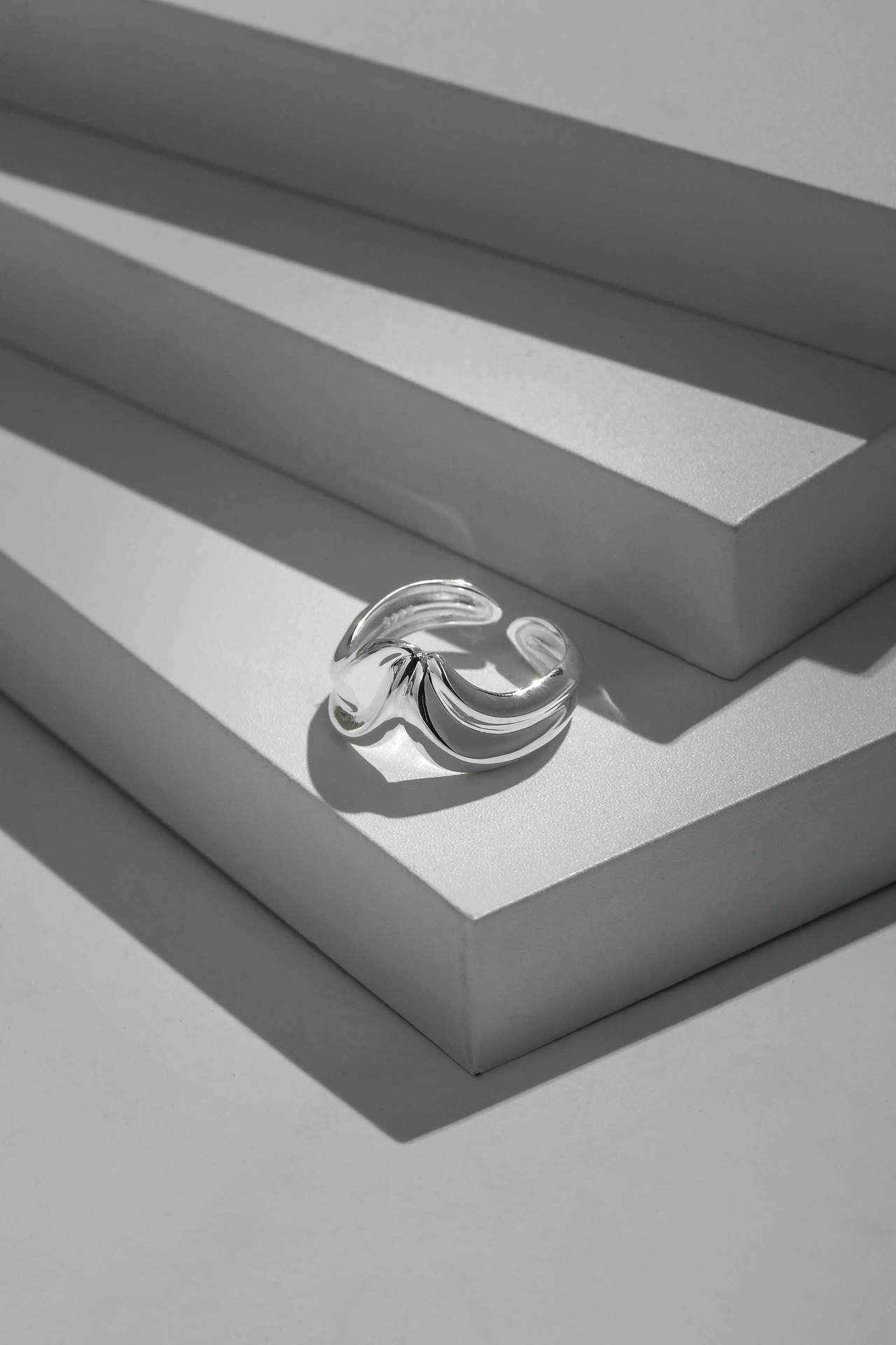 S925 sterling silver fluid V-shaped glossy silver ring details Picture