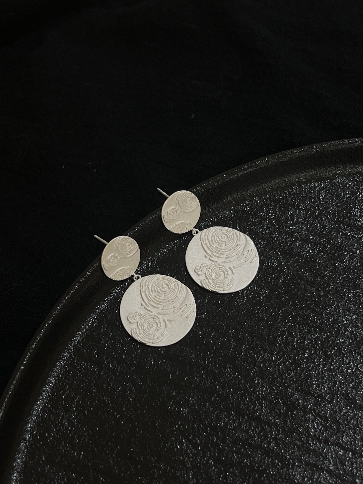 Pendiente pendiente S925 plata de ley en relieve pieza redonda
