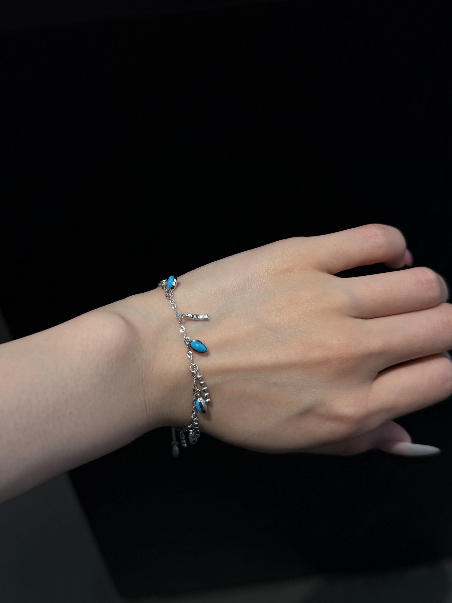 Pendant bracelet Application Scenario