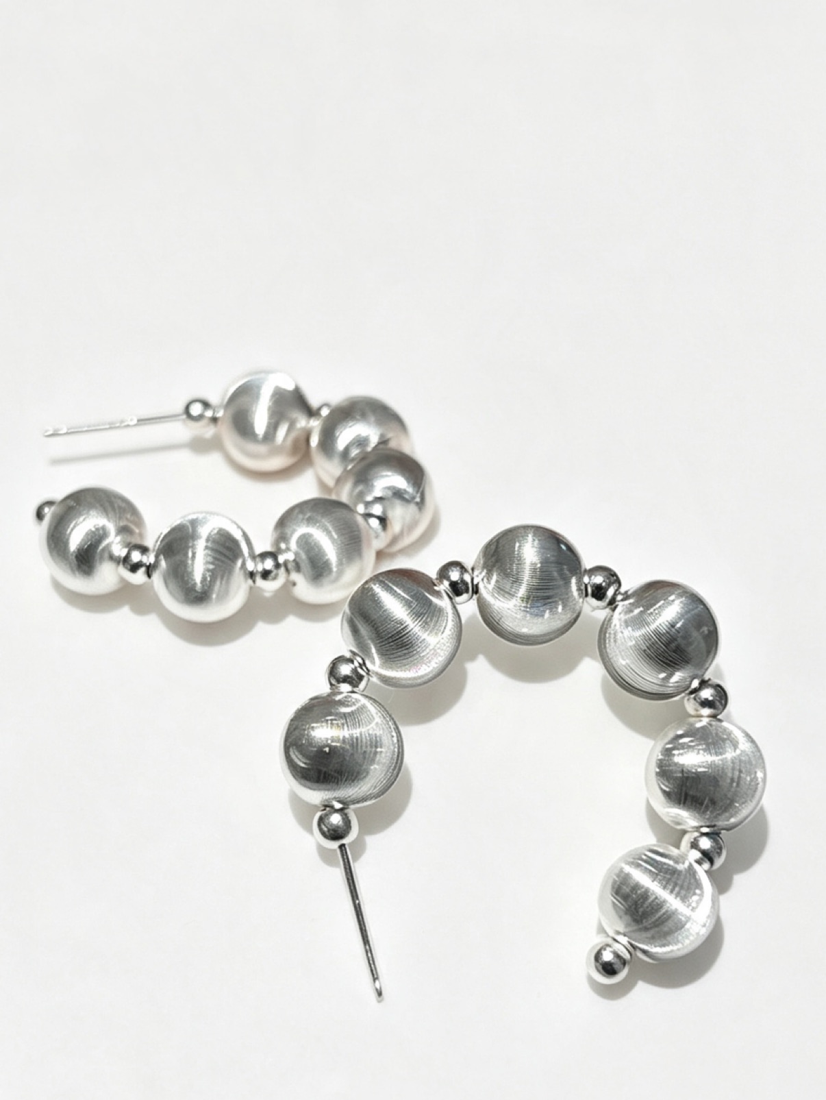 S925 pure silver soft and lustrous cat's eye silver bead earrings Application Scenario
