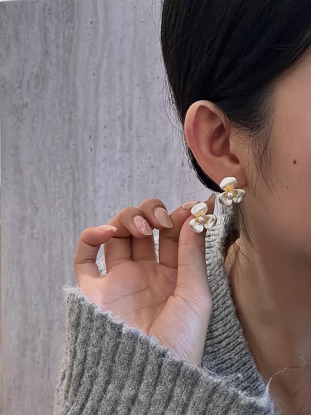 S925 sterling silver three-petal flower pearl stud earrings Specification image