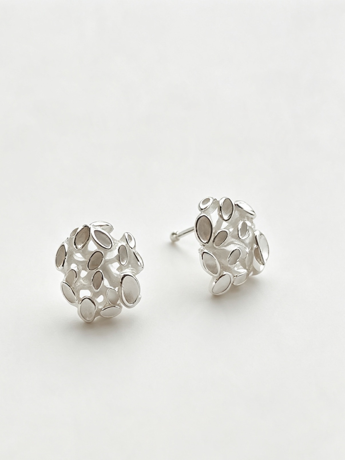 S925 sterling silver hollowed-out coral stud earrings Specification image