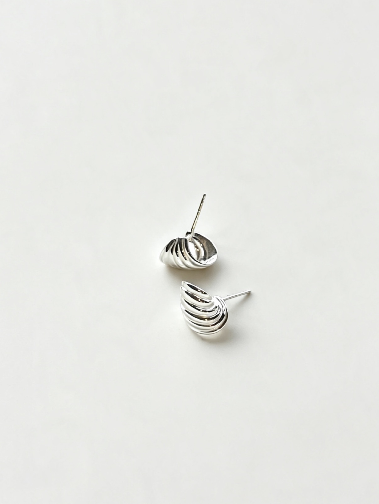 S925 sterling silver spiral multi-layer silver pattern ear studs Application Scenario