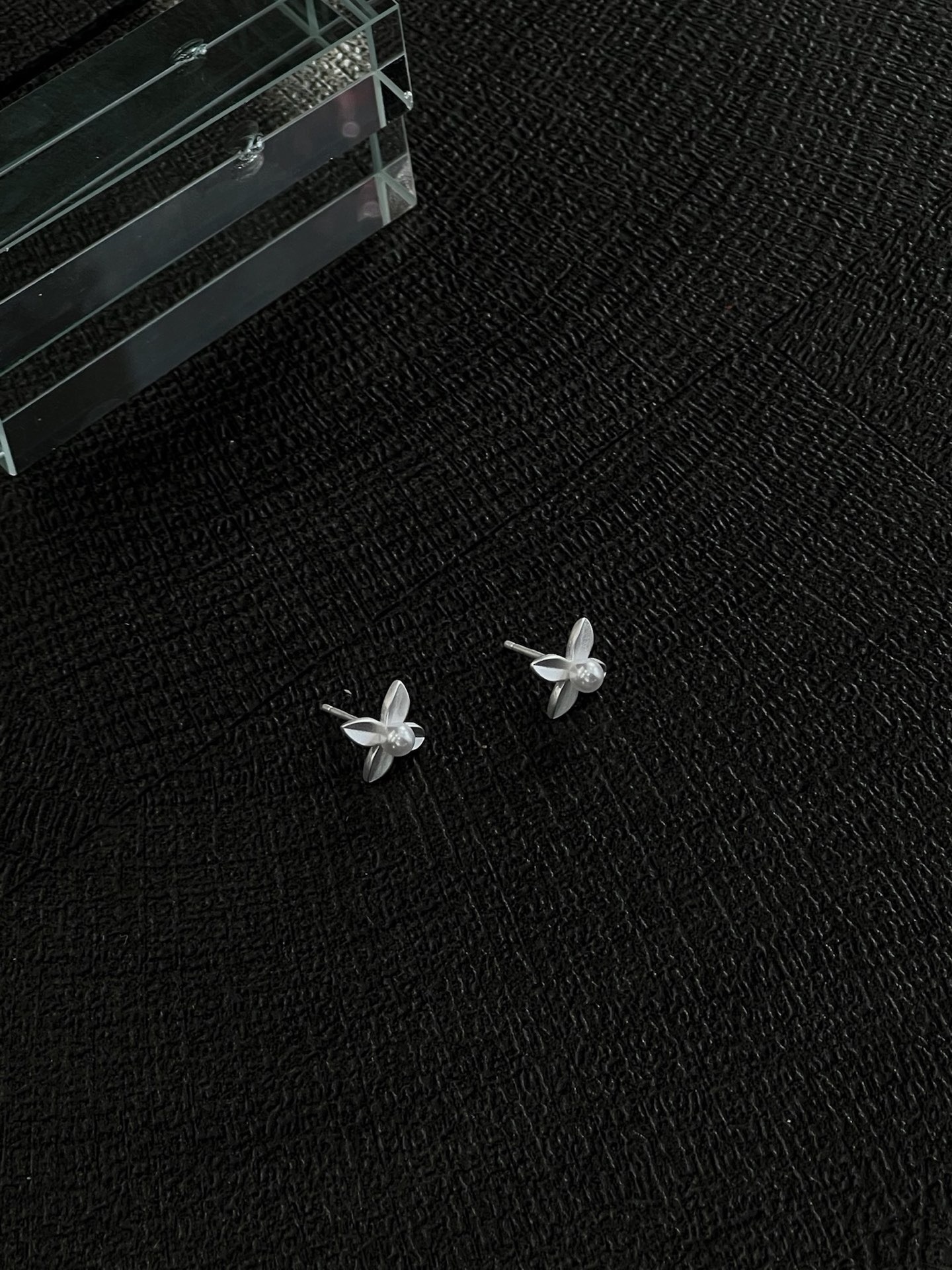 S925 sterling silver four-petal small flower pearl stud earrings details Picture