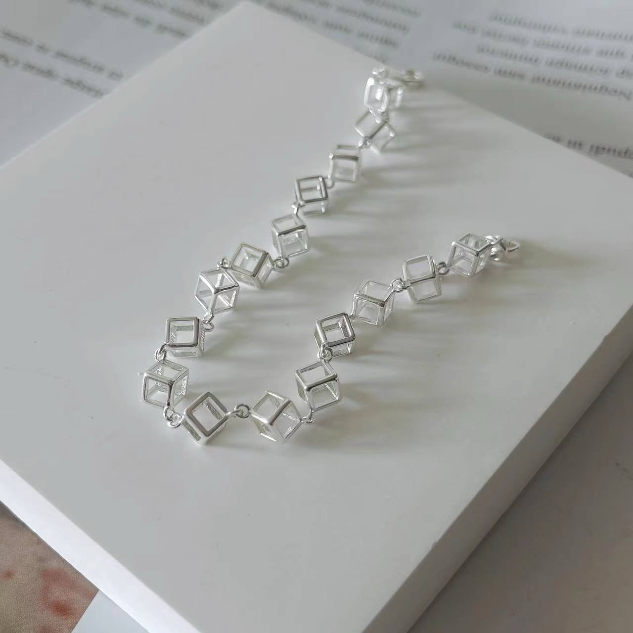 A simple and versatile silver cube bracelet for women