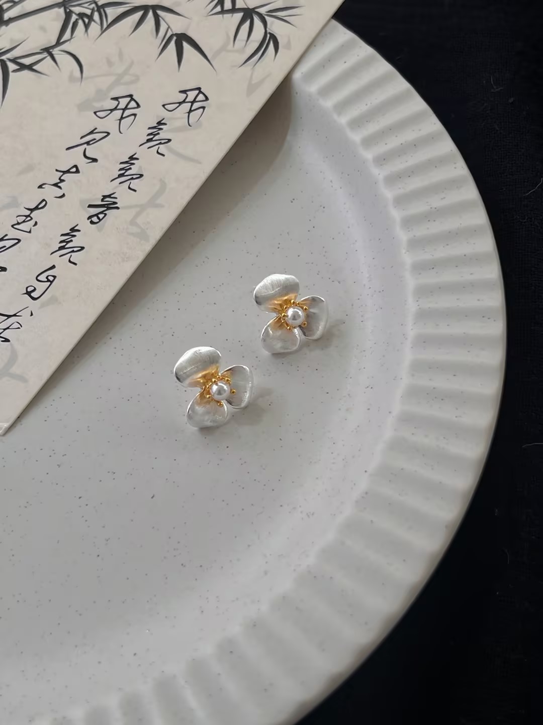 S925 sterling silver three-petal flower pearl stud earrings details Picture