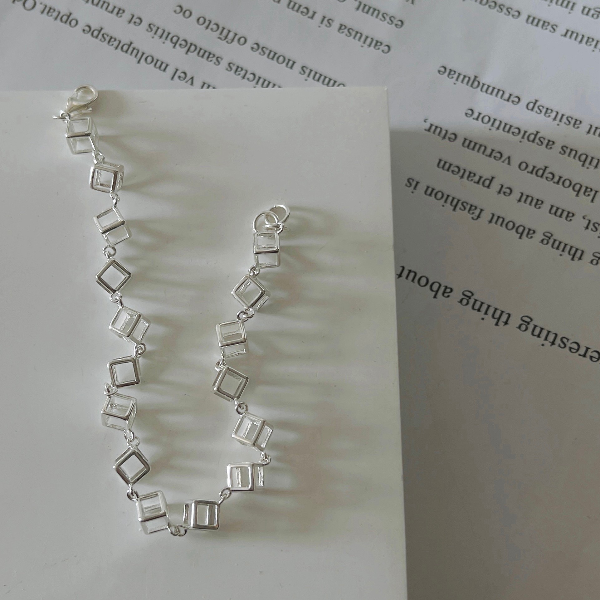 A simple and versatile silver cube bracelet for women Specification image