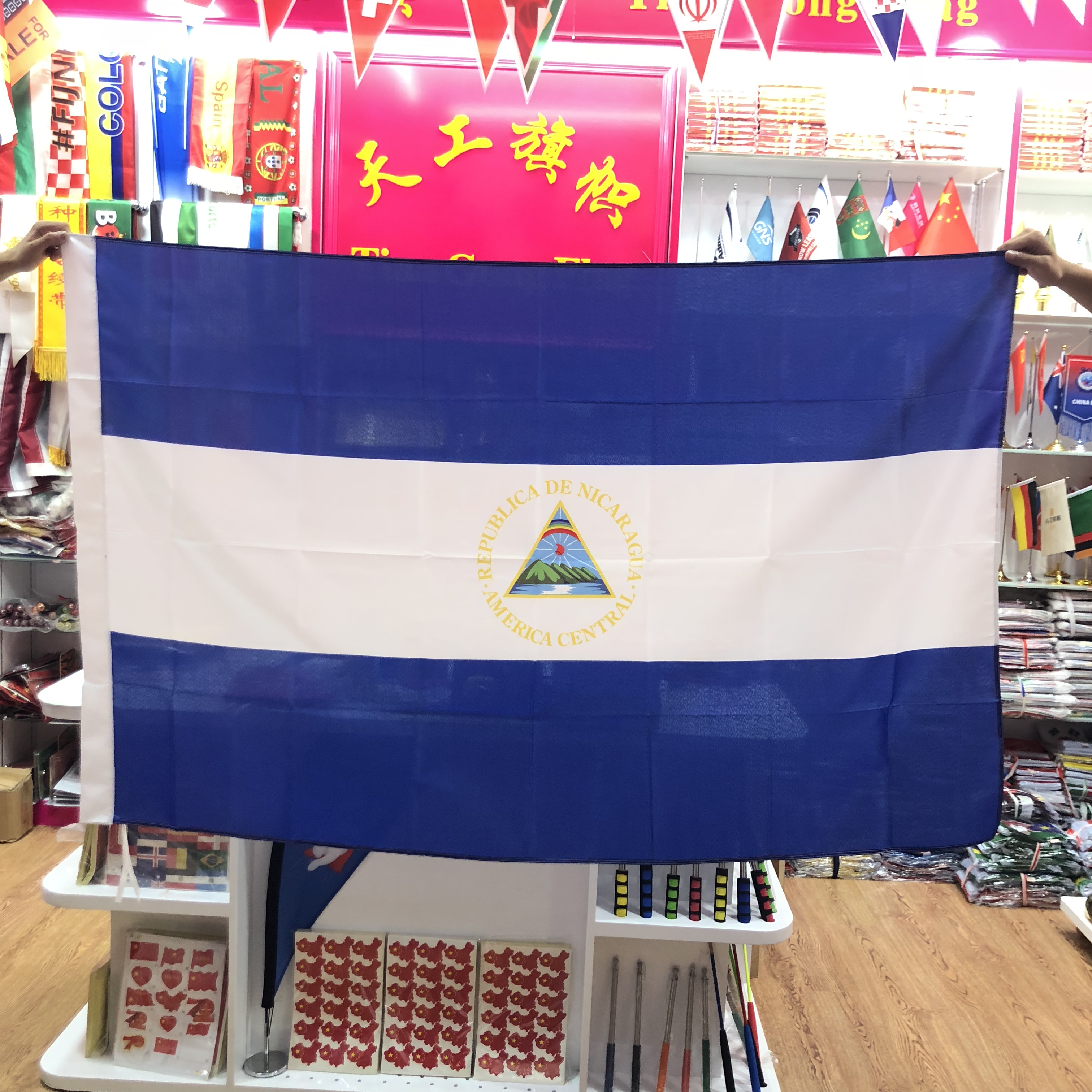 No. 4 Honduran flag 150X90cm Flags from all over the world are available in stock and custom-made in various sizes Item Picture