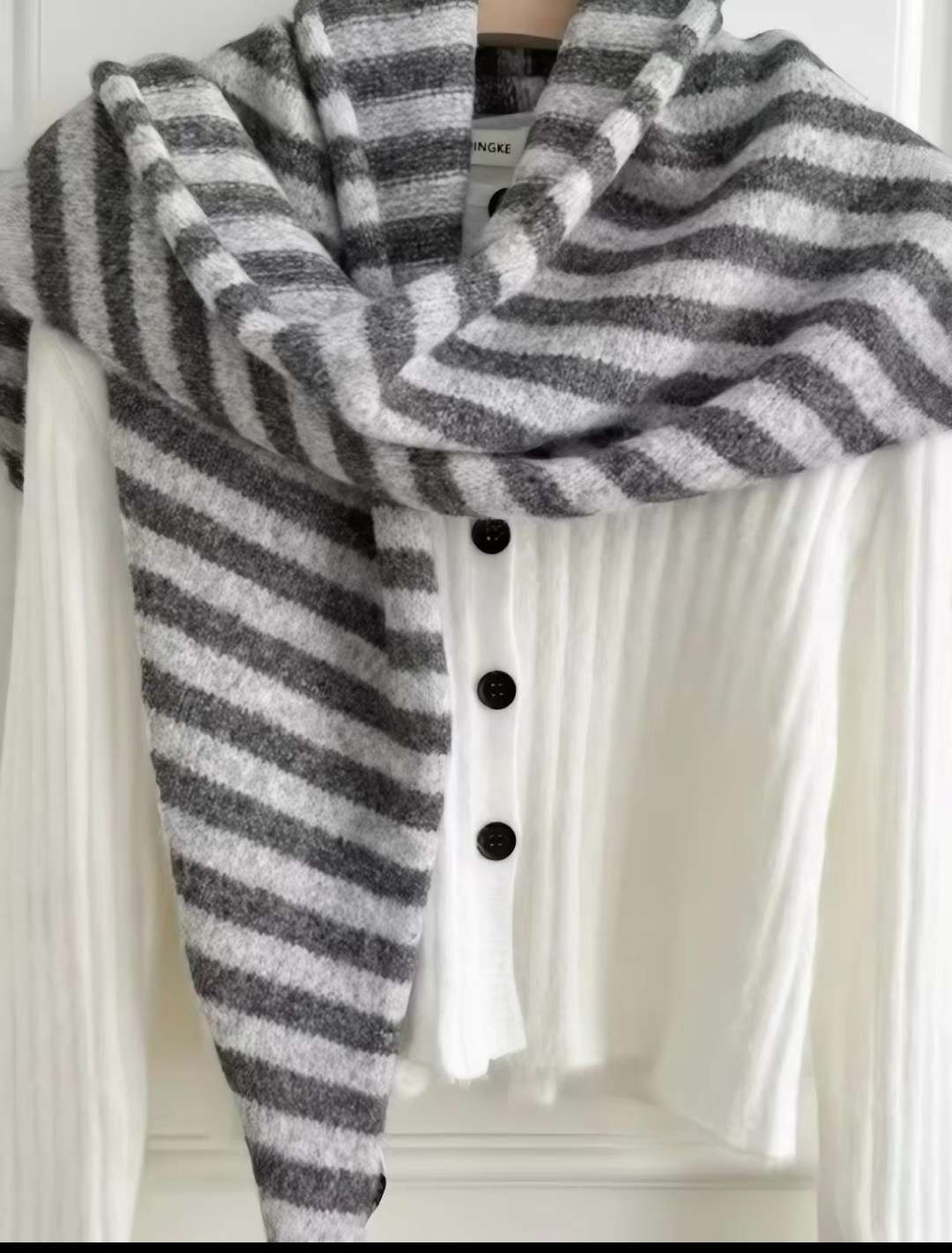 Custom-made shawls for women in autumn and winter detail image 4