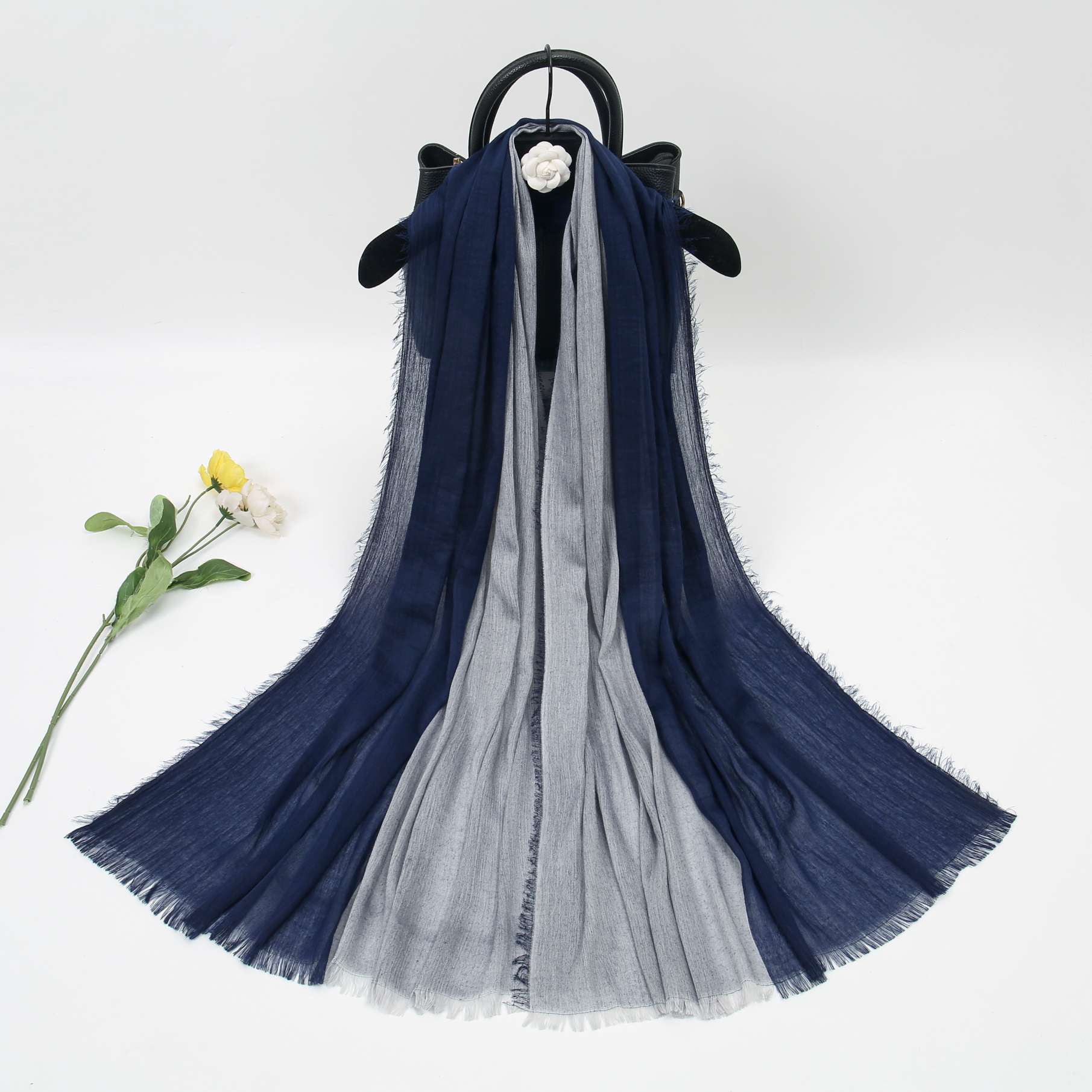 Muslim headscarf, scarf, wool scarf details Picture
