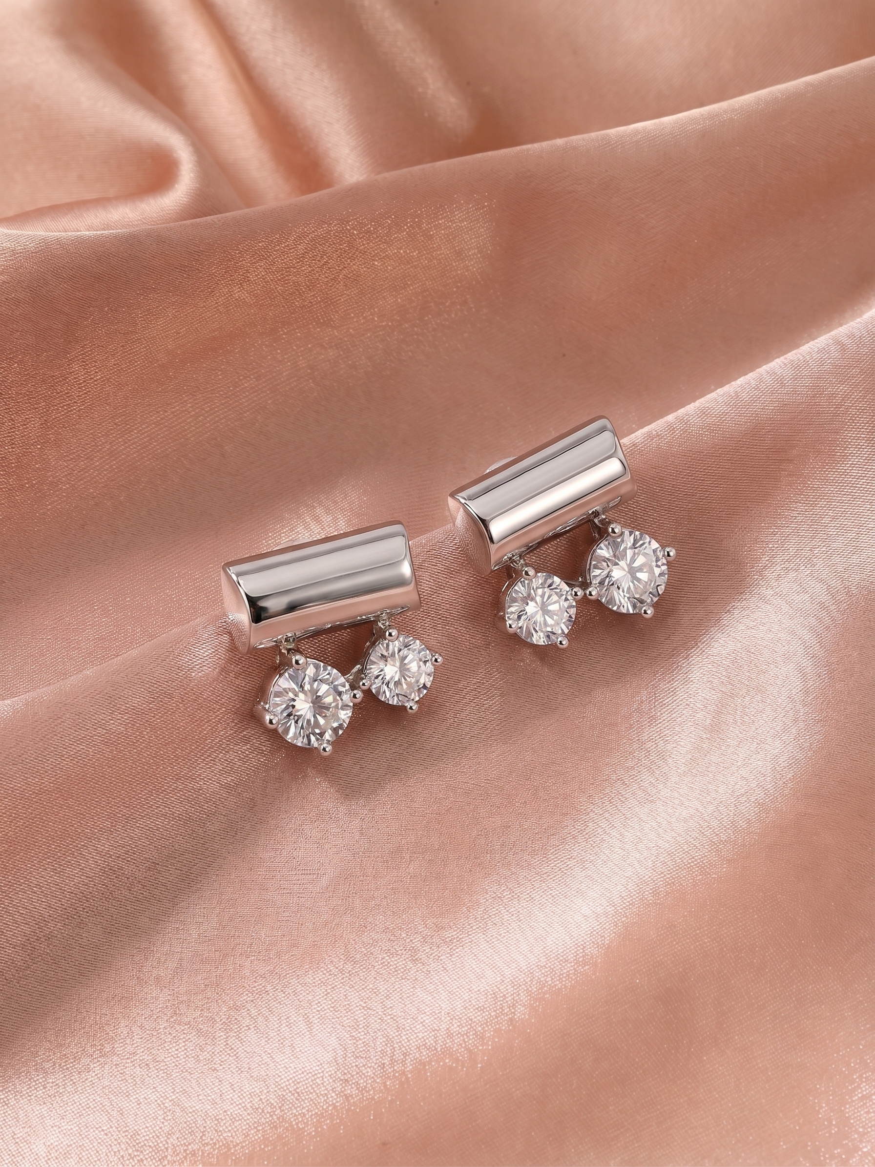 Fashionable metallic S925 silver stud earrings for women's summer, a trendy and versatile silver accessory Specification image