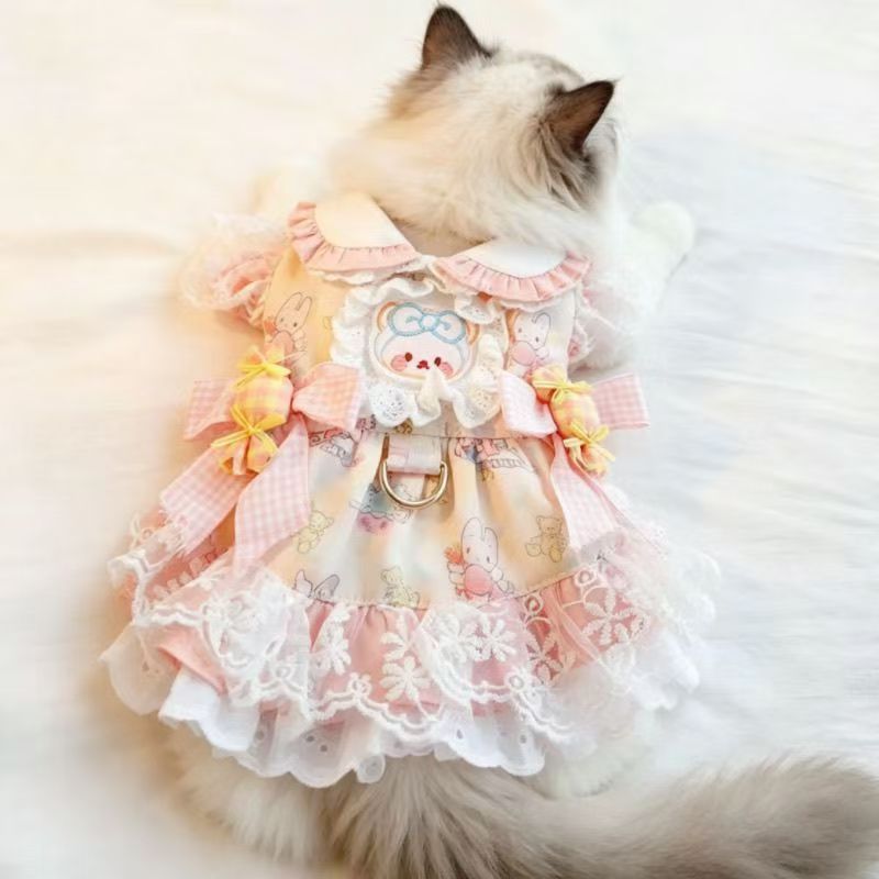 This sweet and beautiful checkered bow pet dress features an exquisite embroidered lace design that can be directly hung on a leash. It's a little dress for pets to wear