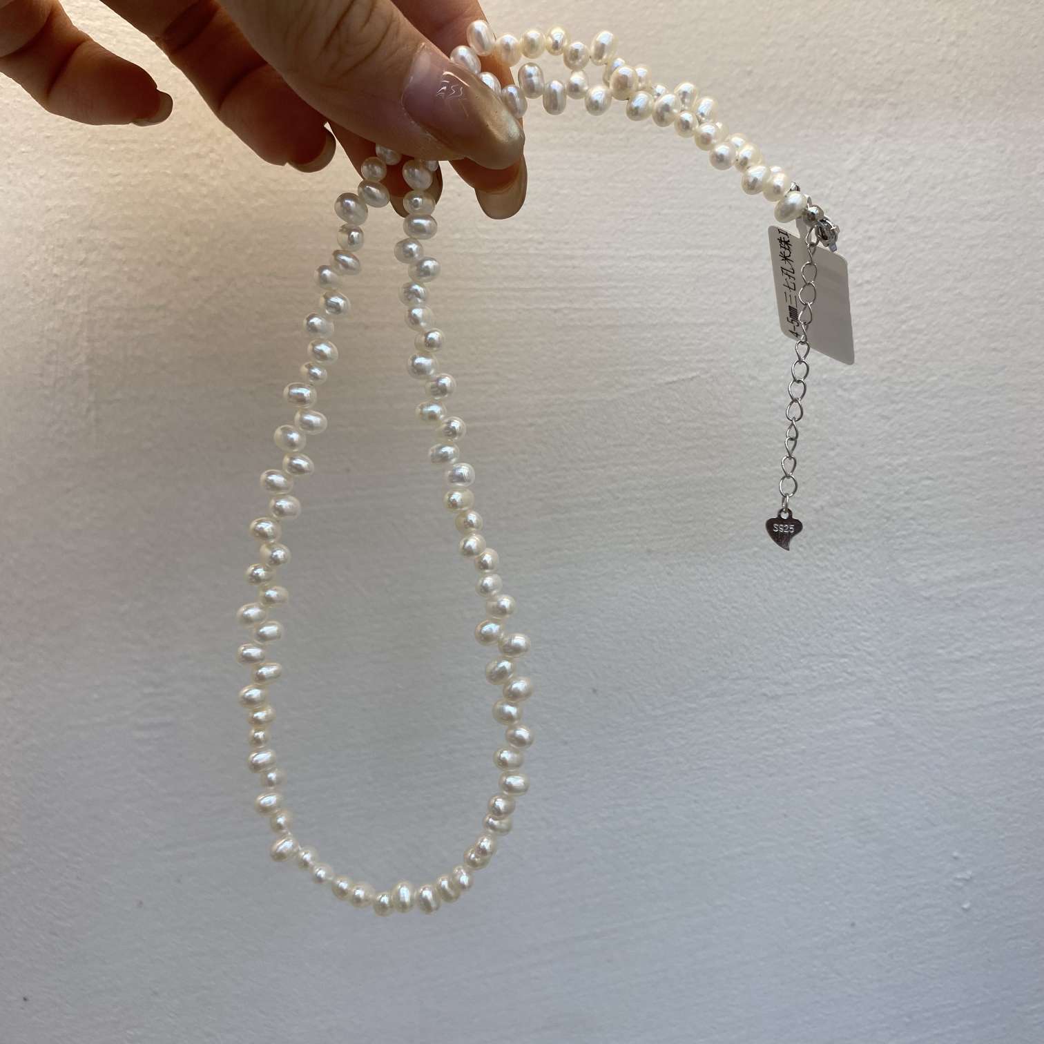 The S925 silver chain, a light luxury accessory for young girls, is the same style as the popular Sanqi hole rice bead petal heart-shaped necklace bracelet Application Scenario