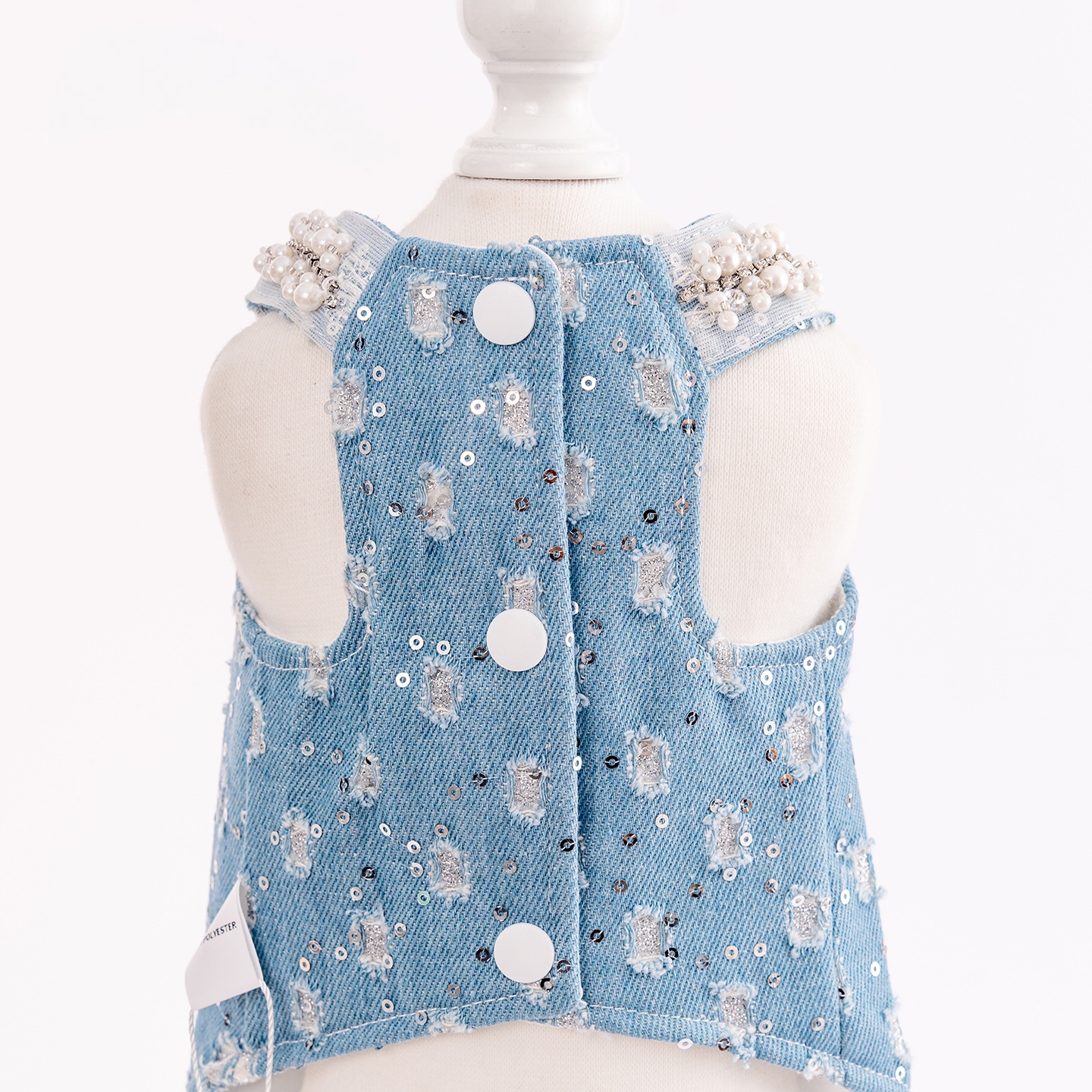 Heavy industry pearl shoulder strap denim pet vest with sequined jacquard flower buttons creates an atmosphere. The pet outing top can be paired with a beret details Picture
