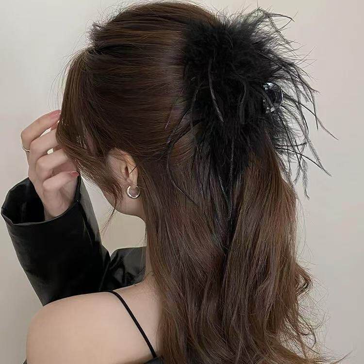 The 2024 new style of the elegant feather grabber for women's high-end look, the shark clip at the back of the head, and the high-end ostrich feather clip headwear details Picture