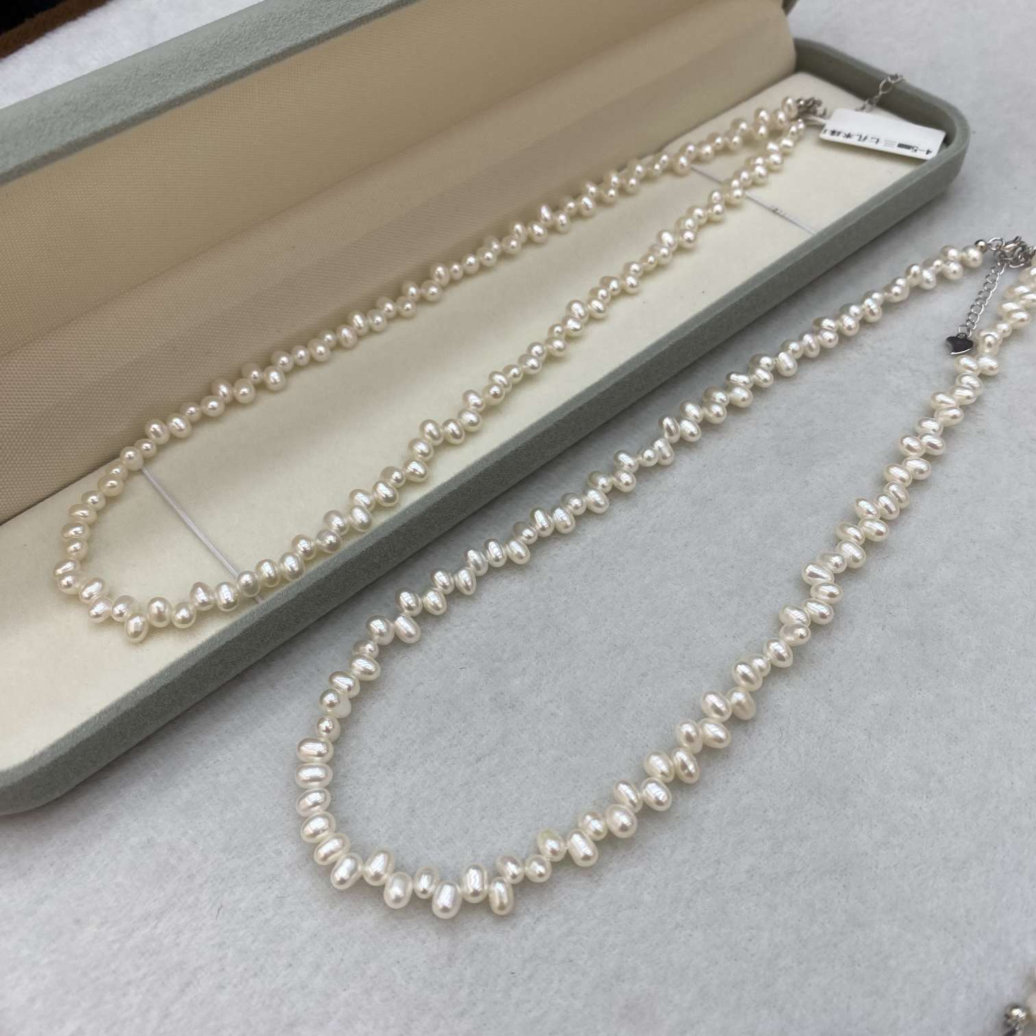 The S925 silver chain, a light luxury accessory for young girls, is the same style as the popular Sanqi hole rice bead petal heart-shaped necklace bracelet detail image 2