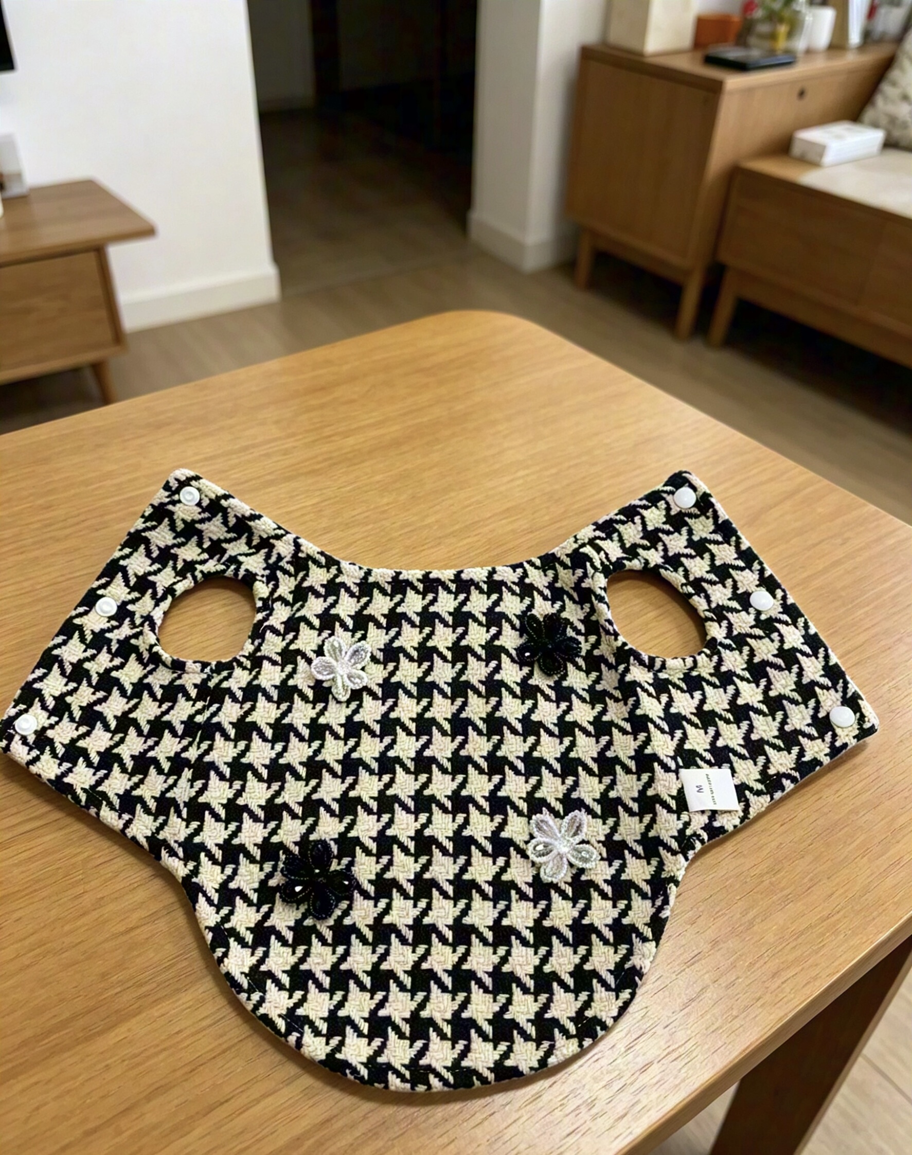 Classic black and white checkered pet coat, chanel-style thick vest, simple and elegant pet autumn and winter outfit vest Item Picture