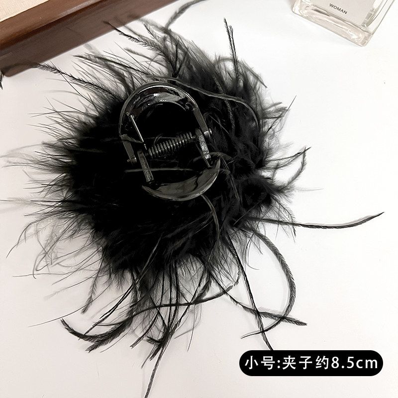 The 2024 new style of the elegant feather grabber for women's high-end look, the shark clip at the back of the head, and the high-end ostrich feather clip headwear detail image 4