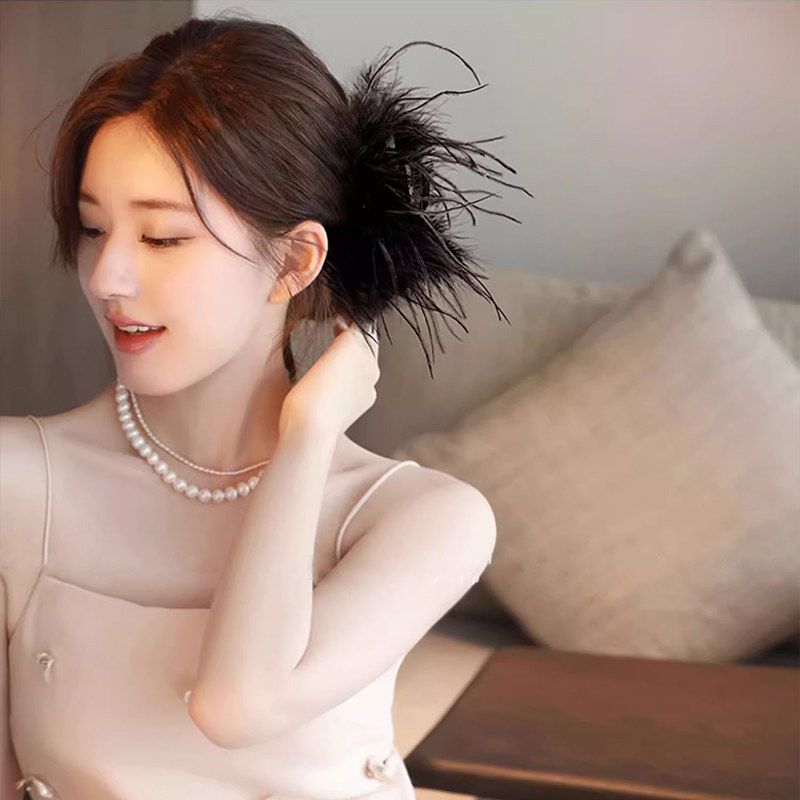 The 2024 new style of the elegant feather grabber for women's high-end look, the shark clip at the back of the head, and the high-end ostrich feather clip headwear Application Scenario